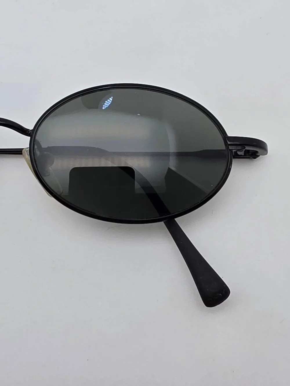 DKNY 7202S 001 Black Frame Green Lens Oval Sunglasses w/ Case 48-20-145